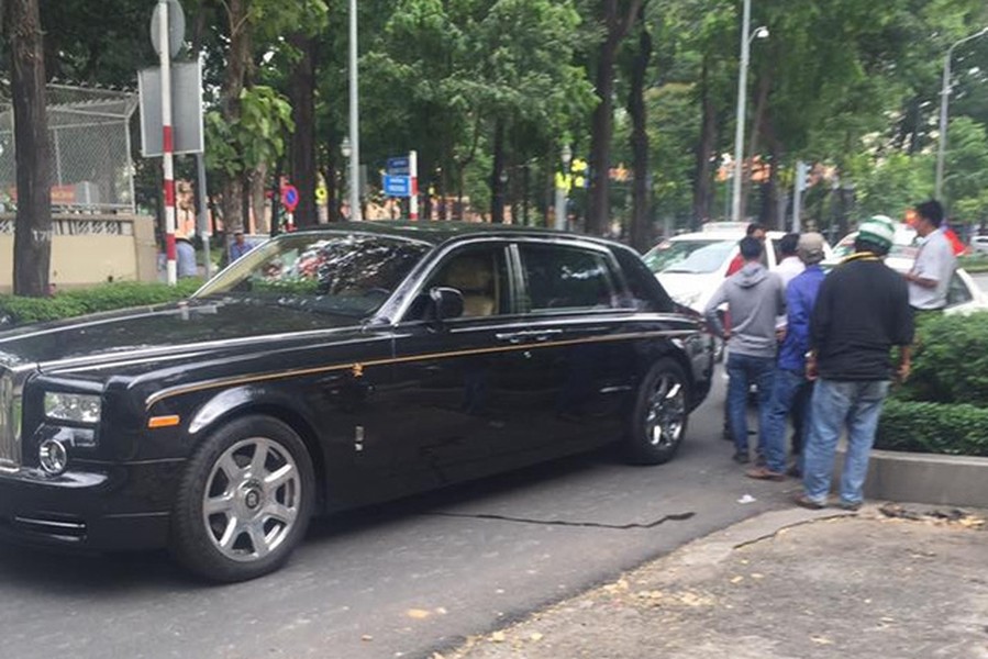 Vụ tai nạn đến với chiếc  Rolls-Royce Phantom rồng vừa diễn ra vào ngày 30/12/2016 khi bị chiếc taxi đụng vào phần đuôi tại đoạn đường Pasteur giao với Alexandre de Rhodes thuộc phường Bến Nghé, quận 1, TP HCM đã nhanh chóng thu hút sự quan tâm của nhiều người và trở thành tâm điểm gây xôn xao dư luận.